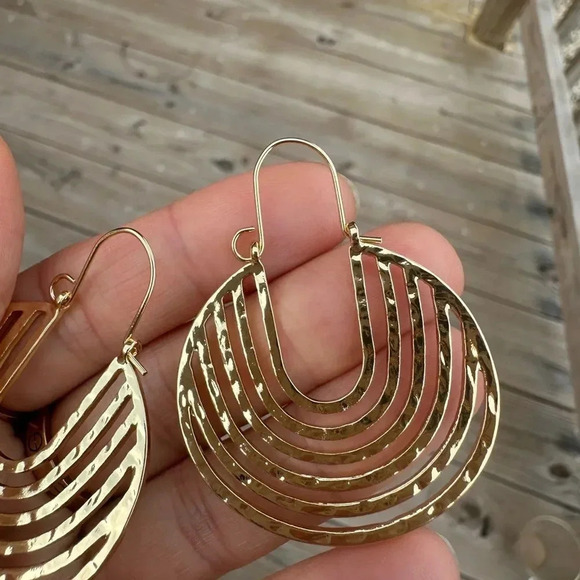 Anthropologie Gold Hammered Crescent Hoop Earring - Picture 11 of 16